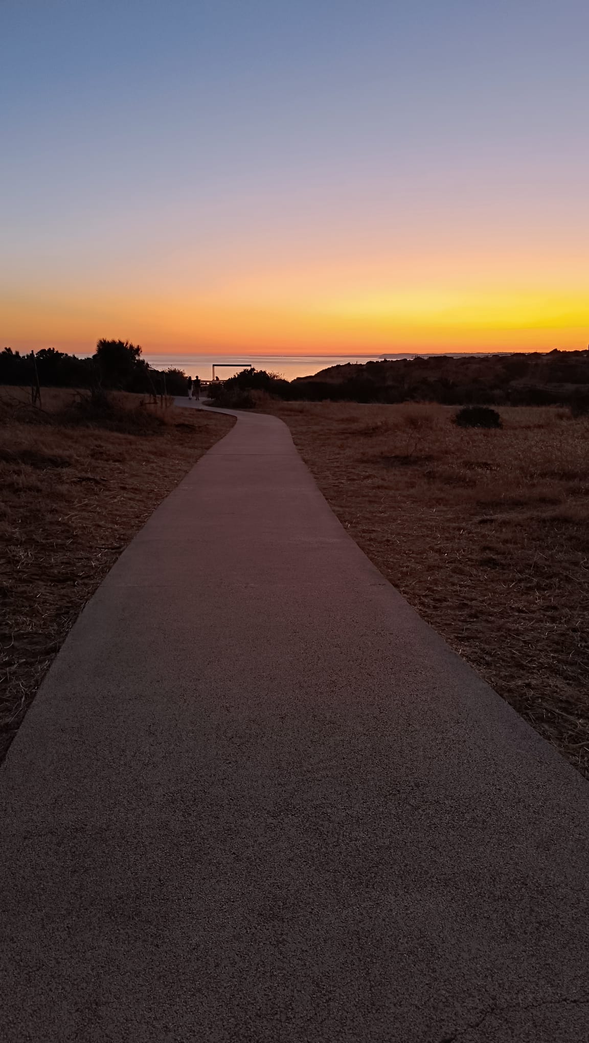 Estrada com a iluminação no anoitecer